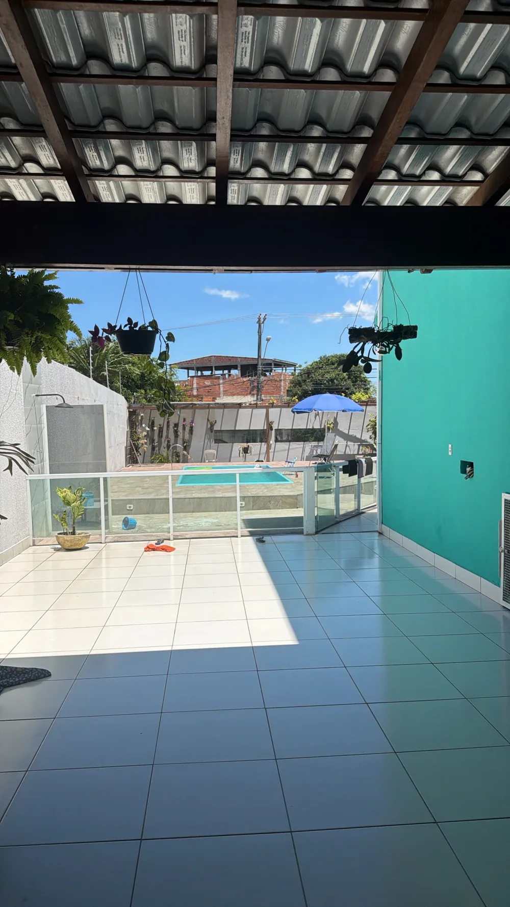 Área coberta de frente para a piscina, casa em Carapebus