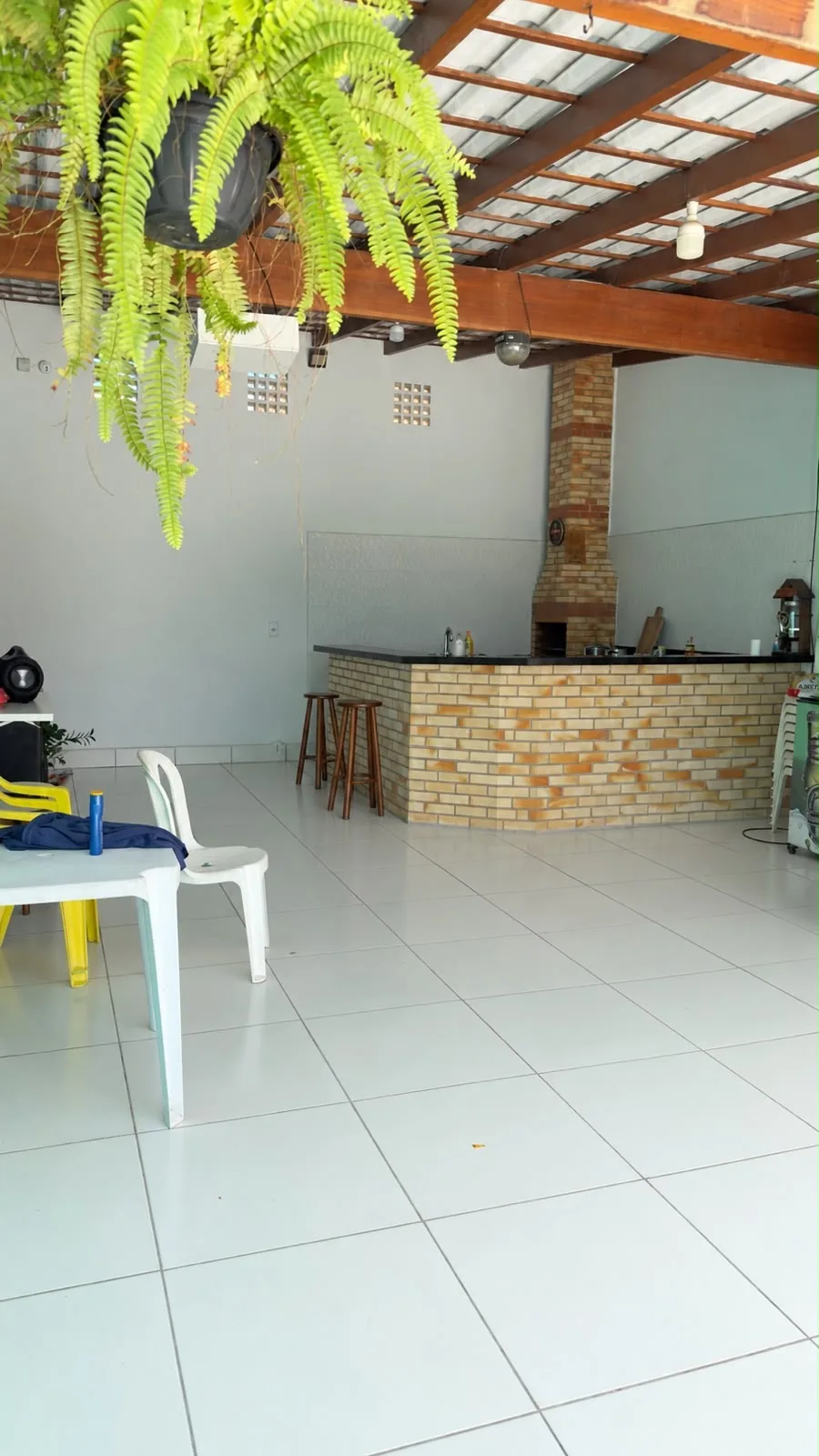 Área gourmet com churrasqueira da casa de praia na Serra-ES
