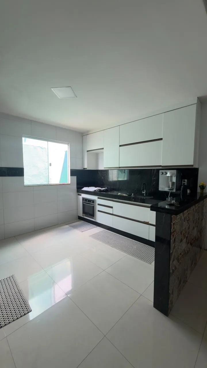 Cozinha com bancada em granito da casa de temporada em Carapebus