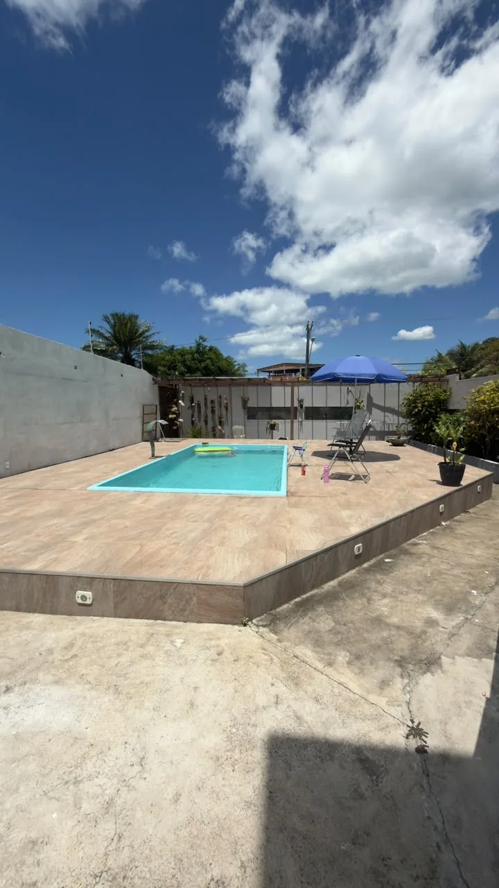 Piscina e cadeiras de descanso da casa de temporada na Serra-ES