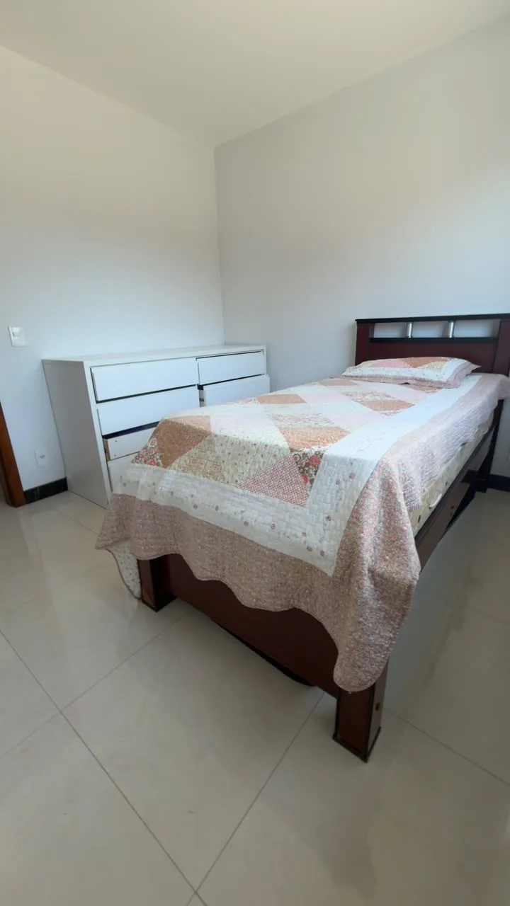 Quarto com cama de solteiro da casa de praia em Carapebus