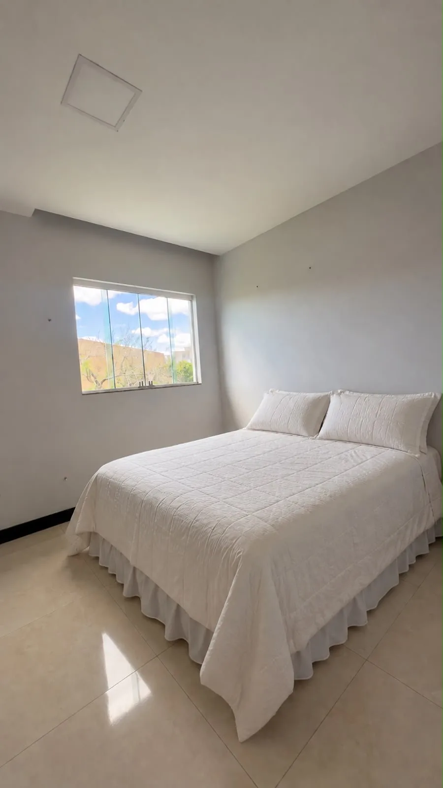 Quarto de casal claro da casa de temporada na Serra-ES